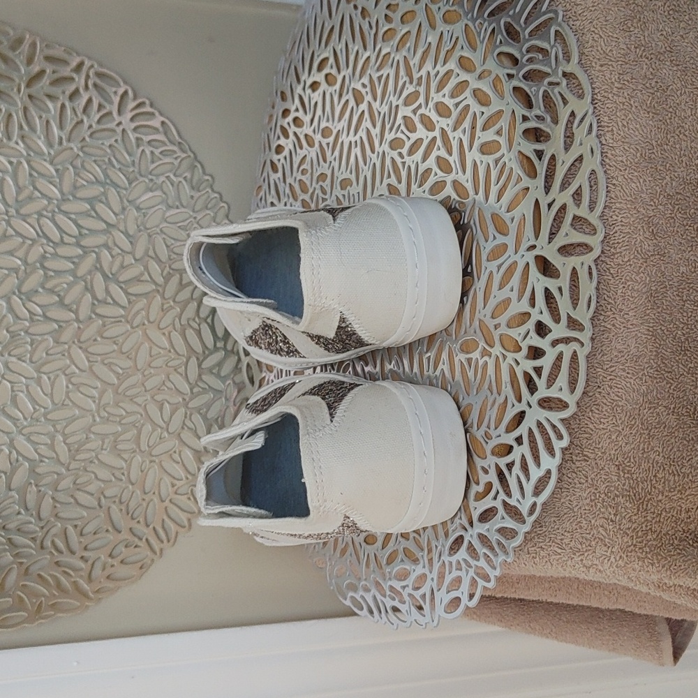 Jellypop Women's Glitter Canvas Sneakers - Picture 4 of 6